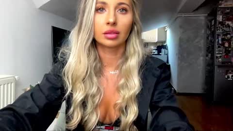 amyroberta92 online show from 01.30.25