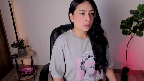 Snapshot of amyross1 chatting on 11.08.25 Aleja online show from 11.08.25