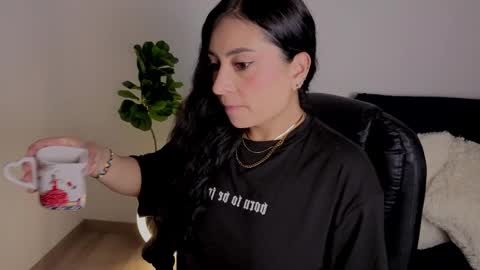 Snapshot of amyross1 chatting on 11.16.25 Aleja online show from 11.16.25