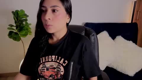 Snapshot of amyross1 chatting on 11.18.25 Aleja online show from 11.18.25