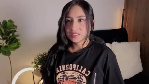 Snapshot of amyross1 chatting on 11.24.25 Aleja online show from 11.24.25