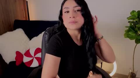 Snapshot of amyross1 chatting on 12.16.25 Aleja online show from 12.16.25