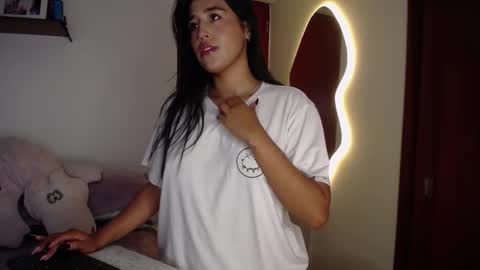 Snapshot of ana_m_ chatting on 10.26.25 Ana online show from 10.26.25