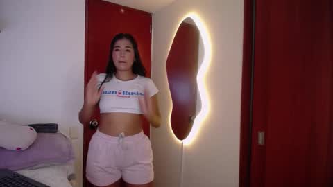 Snapshot of ana_m_ chatting on 10.28.25 Ana online show from 10.28.25