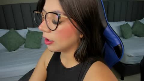Snapshot of anagil_ chatting on 06.10.26 A N A online show from 06.10.26