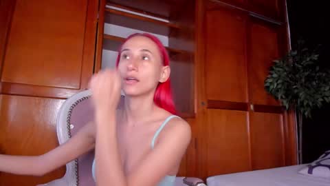 Snapshot of anahi__18 chatting on 02.11.26 Anahi online show from 02.11.26