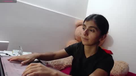 Anahi Browns online show from 04.08.26