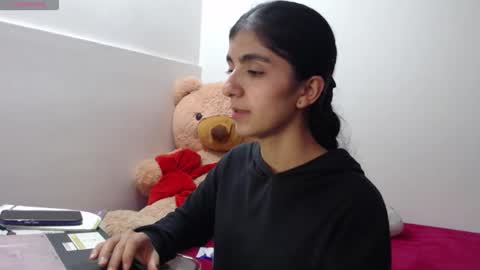 Anahi Browns online show from 04.15.26