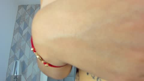 Snapshot of anais_cooper chatting on 01.11.25 online show from 01.11.25