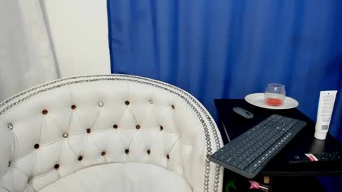 analia18  online show from 01.15.25