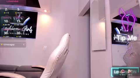 Snapshot of anaruiz1_ chatting on 10.14.25 ana online show from 10.14.25