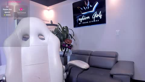 Snapshot of anaruiz1_ chatting on 10.16.25 ana online show from 10.16.25