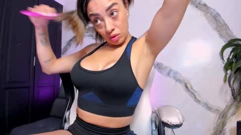 Snapshot of anaruiz1_ chatting on 11.12.25 ana online show from 11.12.25