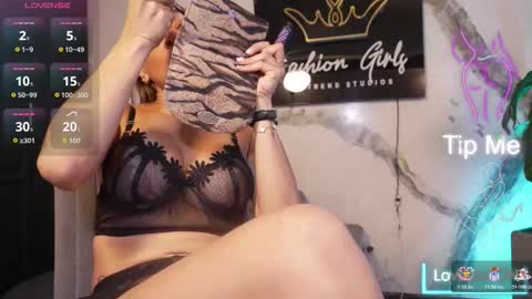 Snapshot of anaruiz1_ chatting on 11.25.25 ana online show from 11.25.25