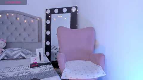 Snapshot of anaruiz1_ chatting on 12.20.25 ana online show from 12.20.25