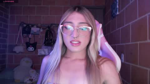 Snapshot of andrea_camila chatting on 05.22.26 Andrea online show from 05.22.26