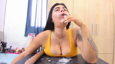 Snapshot of andreitatruji chatting on 11.22.25 yudith online show from 11.22.25