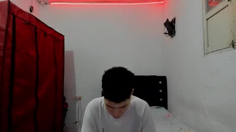 Snapshot of andrew_2811 chatting on 04.14.26 andrew_2811 online show from 04.14.26