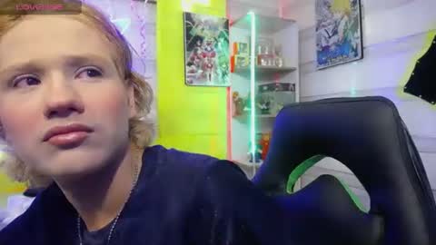 Snapshot of andy_staar18 chatting on 11.28.25 andy online show from 11.28.25