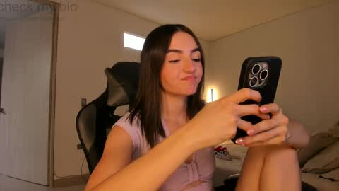 Snapshot of anelisse_ chatting on 02.28.25 online show from 02.28.25