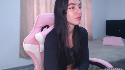 Snapshot of angel_girl10 chatting on 10.03.25 Angel Girl online show from 10.03.25