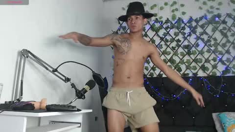 Snapshot of angel_latinguy chatting on 10.31.25 Angel online show from 10.31.25