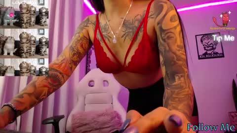 Snapshot of angela_lauren chatting on 12.20.24 Angela online show from 12.20.24