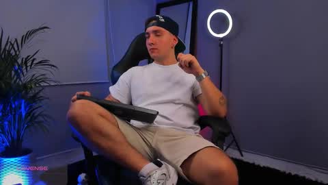 Snapshot of angelbell19 chatting on 09.10.25 angelbell19 online show from 09.10.25