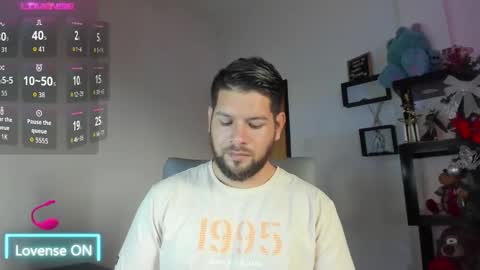 Snapshot of angelcute3 chatting on 12.01.25 angel online show from 12.01.25