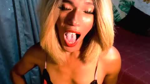 Snapshot of angeldark_satisfactionxxx chatting on 11.04.25 ANGELDARK online show from 11.04.25