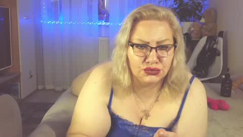 Snapshot of angelinaglam chatting on 12.14.24 AngelinaGlam online show from 12.14.24