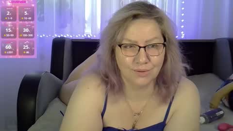 Snapshot of angelinaglam chatting on 10.12.25 AngelinaGlam online show from 10.12.25