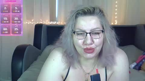 Snapshot of angelinaglam chatting on 10.13.25 AngelinaGlam online show from 10.13.25