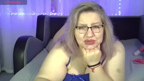 Snapshot of angelinaglam chatting on 10.14.25 AngelinaGlam online show from 10.14.25