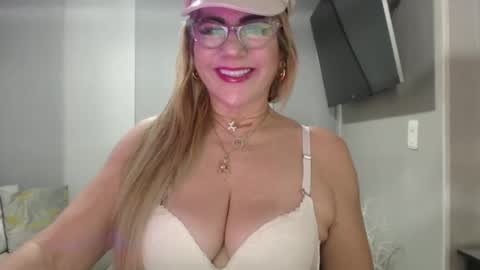 Snapshot of angelinna_12 chatting on 10.26.25 angelinna_12 online show from 10.26.25