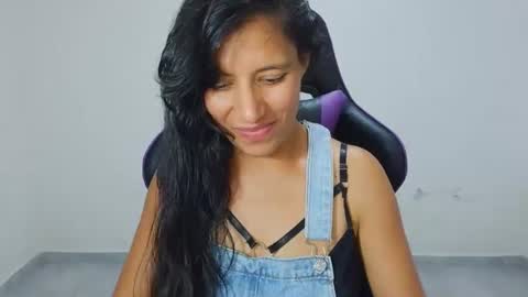 Snapshot of angelitaa_hot chatting on 07.14.26 angela online show from 07.14.26