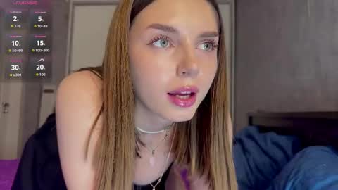 Snapshot of angelsofi__ chatting on 11.28.25 angelsofi__ online show from 11.28.25