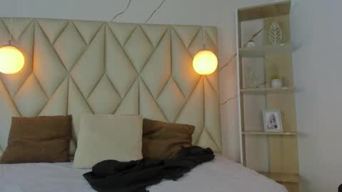 Snapshot of angelswets chatting on 11.17.25 ANGIE online show from 11.17.25