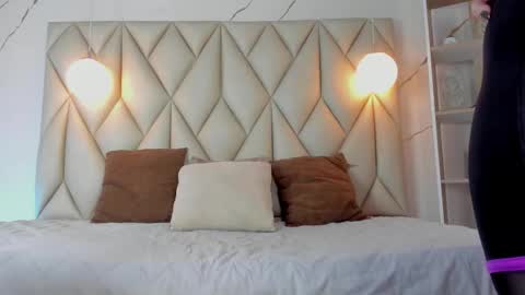 Snapshot of angelswets chatting on 11.21.25 ANGIE online show from 11.21.25