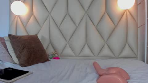 Snapshot of angelswets chatting on 11.25.25 ANGIE online show from 11.25.25