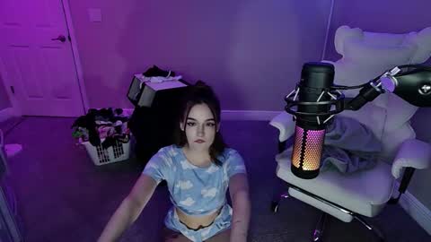 Snapshot of angiefae_ chatting on 11.11.25 Angie Fae online show from 11.11.25