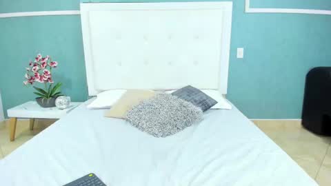 Snapshot of ania_gomez chatting on 02.04.25 Ania online show from 02.04.25