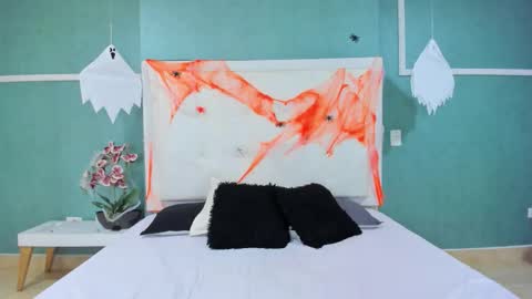 Snapshot of ania_gomez chatting on 10.22.25 Ania online show from 10.22.25