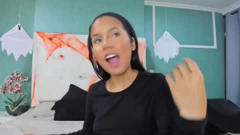 Snapshot of ania_gomez chatting on 10.27.25 Ania online show from 10.27.25