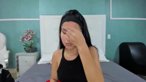 Snapshot of ania_gomez chatting on 11.12.25 Ania online show from 11.12.25