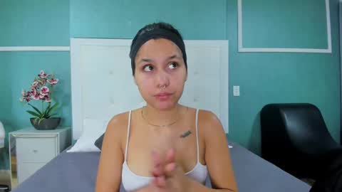 Snapshot of ania_gomez chatting on 11.14.25 Ania online show from 11.14.25