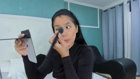 Snapshot of ania_gomez chatting on 11.22.25 Ania online show from 11.22.25