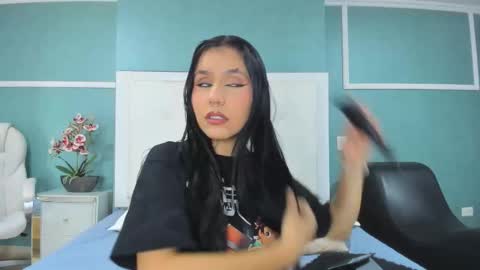 Snapshot of ania_gomez chatting on 11.29.25 Ania online show from 11.29.25