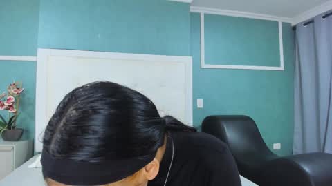 Snapshot of ania_gomez chatting on 12.17.25 Ania online show from 12.17.25