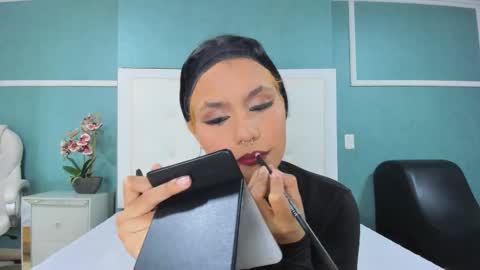 Snapshot of ania_gomez chatting on 12.18.25 Ania online show from 12.18.25